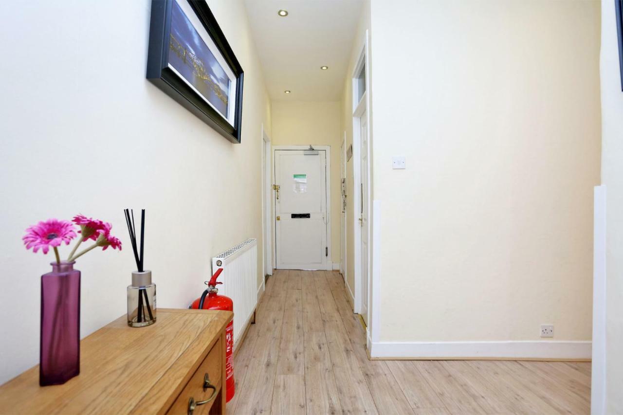 World's End - Historic 2 Bed On The Royal Mile, Sleeps 4 EDI